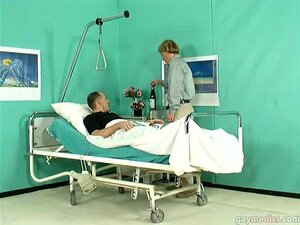 Une patiente gay se fait baiser à l'hôpital