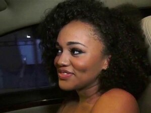 Très jolie fille noire suçant une énorme bite blanche gonflée