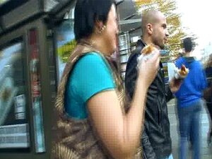 Une mignonne brune BBW est ramassée et baisée