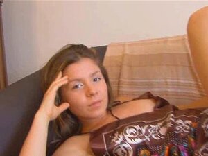 Une mignonne se masturbe en collants