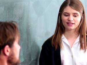 Petite éjaculée de lycée. La mignonne éjaculée de l'école