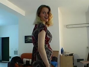 Une nana tchèque amateur fait du lapdance en bottes noires, et une
