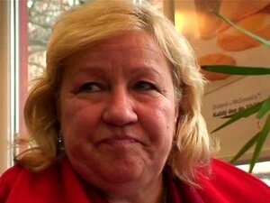 Une énorme grand-mère est ramassée dans un café