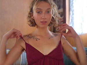 Blonde Sexy Joue avec les pieds!! Sucer et cracher sur les orteils!!