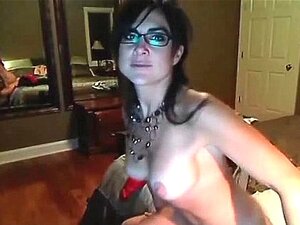 Baise de MILF brune devant la caméra