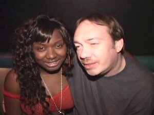 Salope noire suce et baise dans un théâtre XXX. Salope noire suce ET