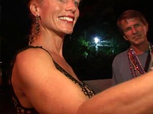 Des amateurs sexy nus s'amusent dans la rue