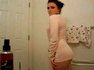 Une mignonne chaude se masturbe dans la salle de bain par snahbrandy