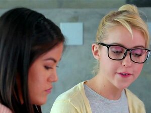 Les colocataires nerds de GIRLSWAY, Kendra Spade et Chloe Cherry, font