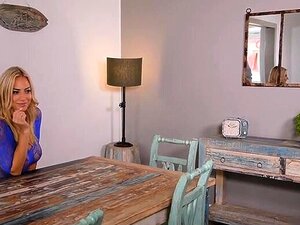 Footjob de star du porno à gros seins avec éjaculation