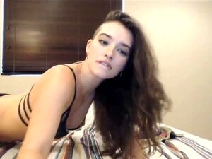 Bombe sexy se baise avec un jouet