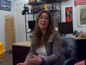 La bombe à gros seins Charlie Harper met ses montres et sa chatte en