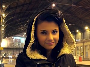 Une fille tchèque ramassée à la gare et baisée pour de l'argent,