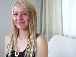 Agent de baise mignon à peine majeur. Une blonde à peine majeure
