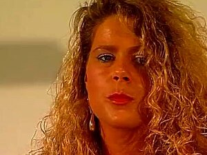 Une MILF mignonne se déshabille pendant une séance photo