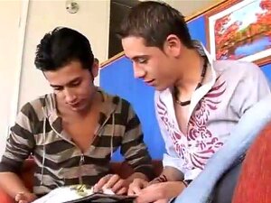 Les twinks latinos baisent sur un canapé brut, Tito et Alex sont fous