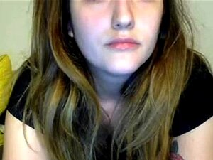 Une cam girl amateur joue avec sa chatte