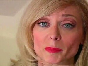 Chatte poilue dans des collants noirs, ange maigre exhibe une chatte