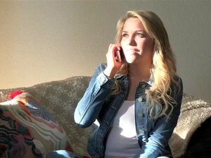 Cougar aux gros seins baisée en levrette dans un plan à trois,