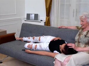 Vieille grand-mère poilue gâte une nana à gros seins