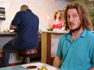 La serveuse milf rousse se fait baiser au boulot. Après le dîner au