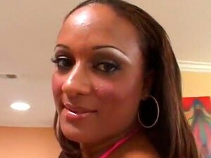 Une mignonne nana avec un gros cul se fait marteler la chatte