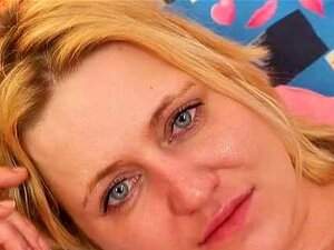 Femme amateur en plus d'énormes nichons naturels s'amusant