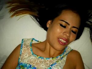 Une mignonne thaïlandaise amateur se fait branler et baiser une