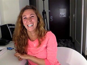 Mignonne amateur se fait baiser le cul et reçoit une éjaculation