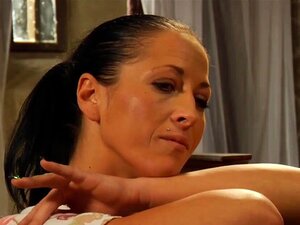 Deux belles esclaves lesbiennes prennent un bain devant une maîtresse