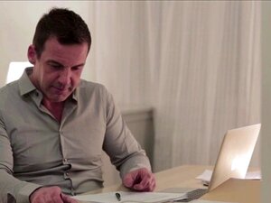 La secrétaire plantureuse Anissa Kate se fait baiser dur par un gros