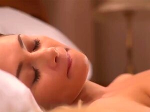 BLACK4K. Une grosse bite puissante stimule une douce chatte blanche de