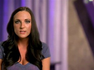 Des femmes sexy font une séance photo avec des hommes chauds en plein