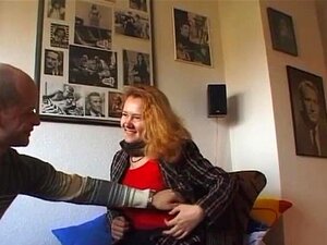 Petite amie amateur timide et bien foutue avec un énorme sextoy