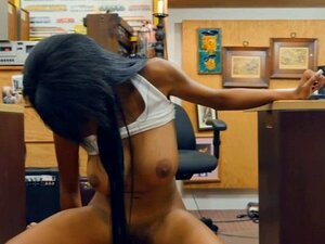 Ghetto à gros seins pilonné par un pion en chaleur dans le prêteur