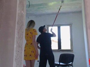 Femme trompant son mari avec un travailleur, pendant qu'elle diffuse