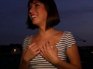 Lubricité sauvage par un agent public sexy. La lubricité sauvage est