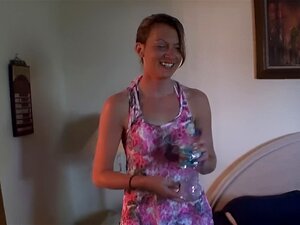 mignonnes seins nus dans un film maison de vacances