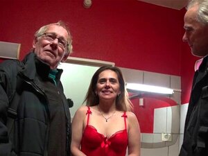Une nana aux faux seins suce. Une pute chaude avec de gros seins faux