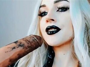 Julia Wilson, domina chaude, se branle et suce