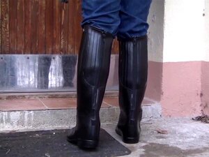 Nettoie ses bottes de chevauchée sous le fouet