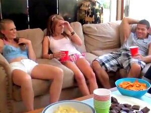 Les filles de fête se foutent à poil avec les mecs