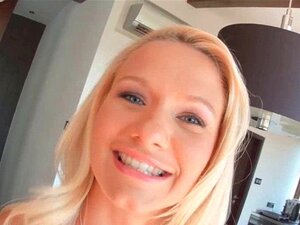 Une blonde magnifique secoue son cul parfait. La blonde magnifique