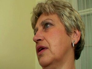 Un mec chaud baise une grand-mère solitaire