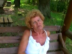 Francesca dans Mature Toys Movie, Francesca traînait au parc en