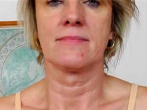 Maman blonde amateur en solo avec des bas