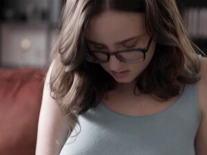 La mignonne accepte une séance de thérapie intense avec la MILF. La