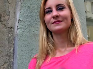 PublicAgent Hawt, une copine aux cheveux dorés, baise un inconnu en