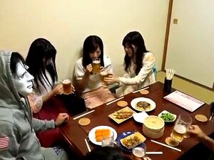 Une écolière asiatique apprécie le sexe en groupe