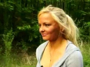 Une blonde payée pour une pipe et se faire baiser dans le cul en